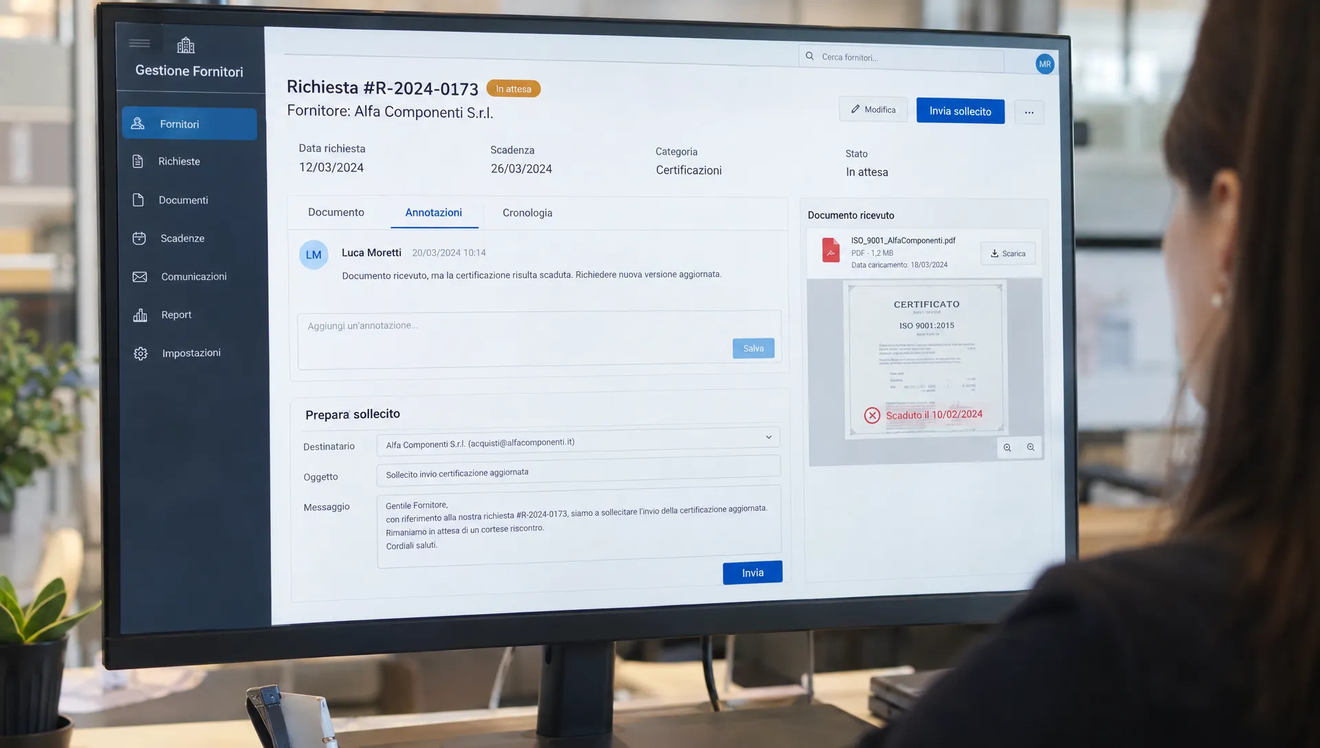 Schermata di un software per la gestione dei fornitori aperta su un monitor in una postazione operativa, con una richiesta identificata, il documento ricevuto e l’annotazione del revisore visibili mentre viene preparato un sollecito mirato.