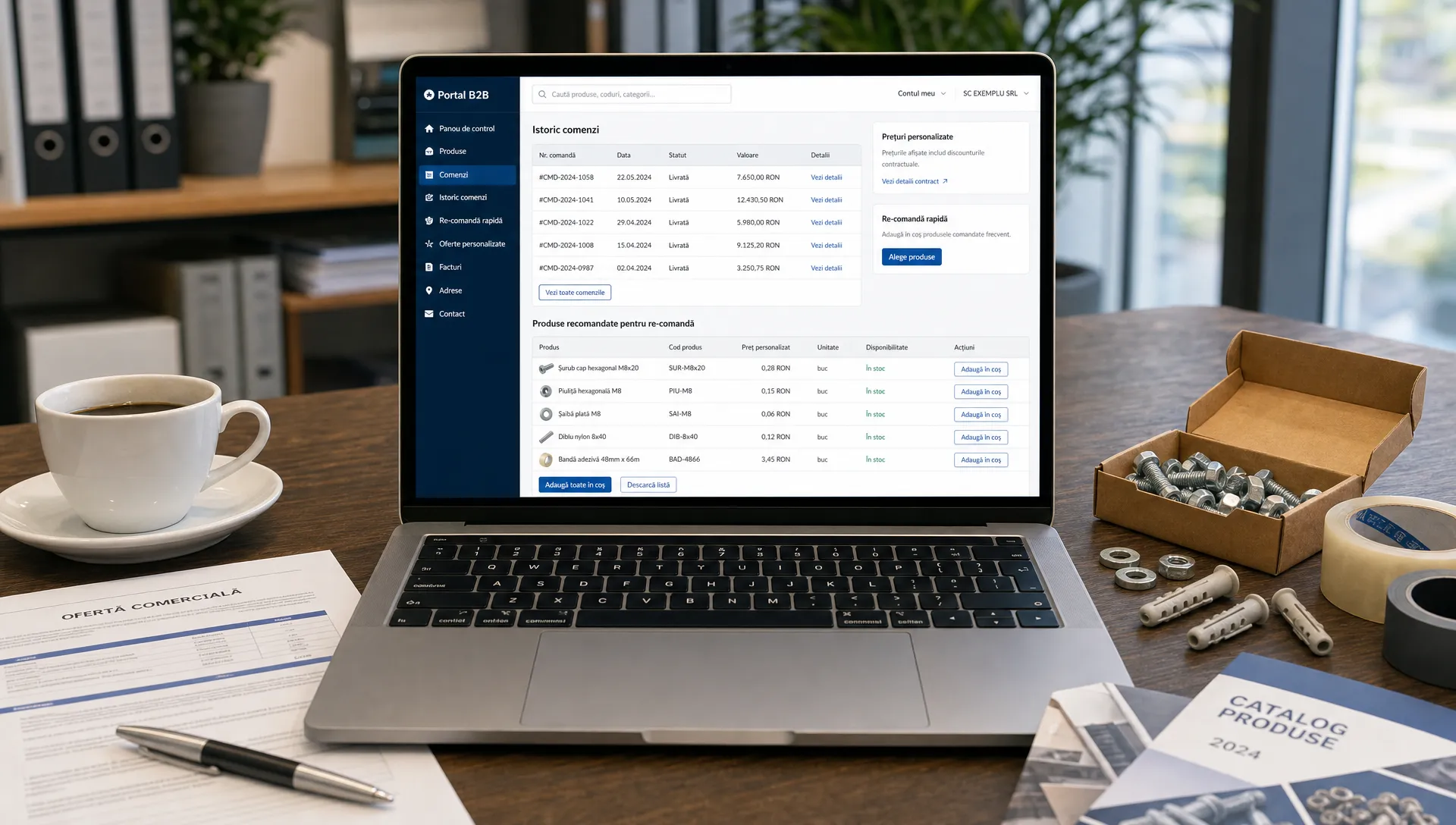 Un birou de achiziții B2B în care un laptop orientat frontal către privitor afișează un portal de comandă en-gros cu istoric de comenzi, prețuri personalizate și produse selectate pentru re-comandă. Pe birou se află documente comerciale, mostre de produse și o ceașcă de cafea.
