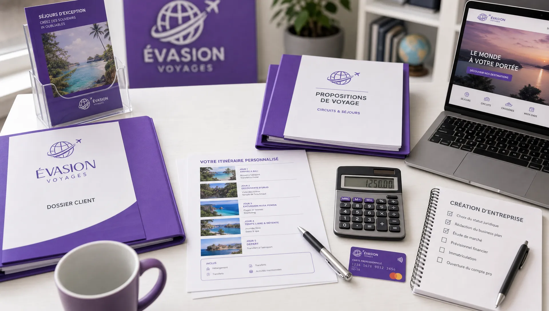 Un plan rapproché sur une table de travail d’agence de voyage avec des dossiers clients, des itinéraires imprimés, une calculatrice, une carte bancaire professionnelle et des documents de création d’entreprise soigneusement organisés, dans un espace intérieur clair et ordonné.