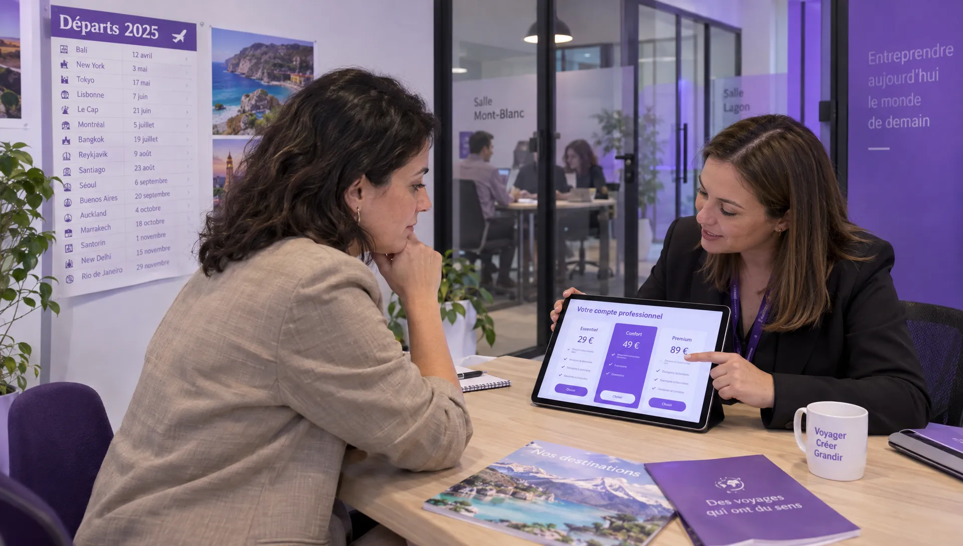 Une fondatrice d’agence de voyages examine les conditions d’un compte pro sans frais avec une conseillère en création d’entreprise.