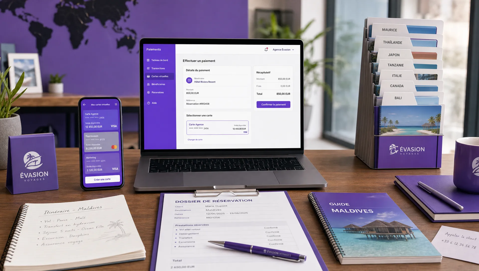 Un espace de travail d’agence de voyage avec des documents de réservation, un ordinateur affichant une interface de paiement lisible, des cartes virtuelles représentées sous forme de cartes numériques, et des dossiers clients classés par destination.