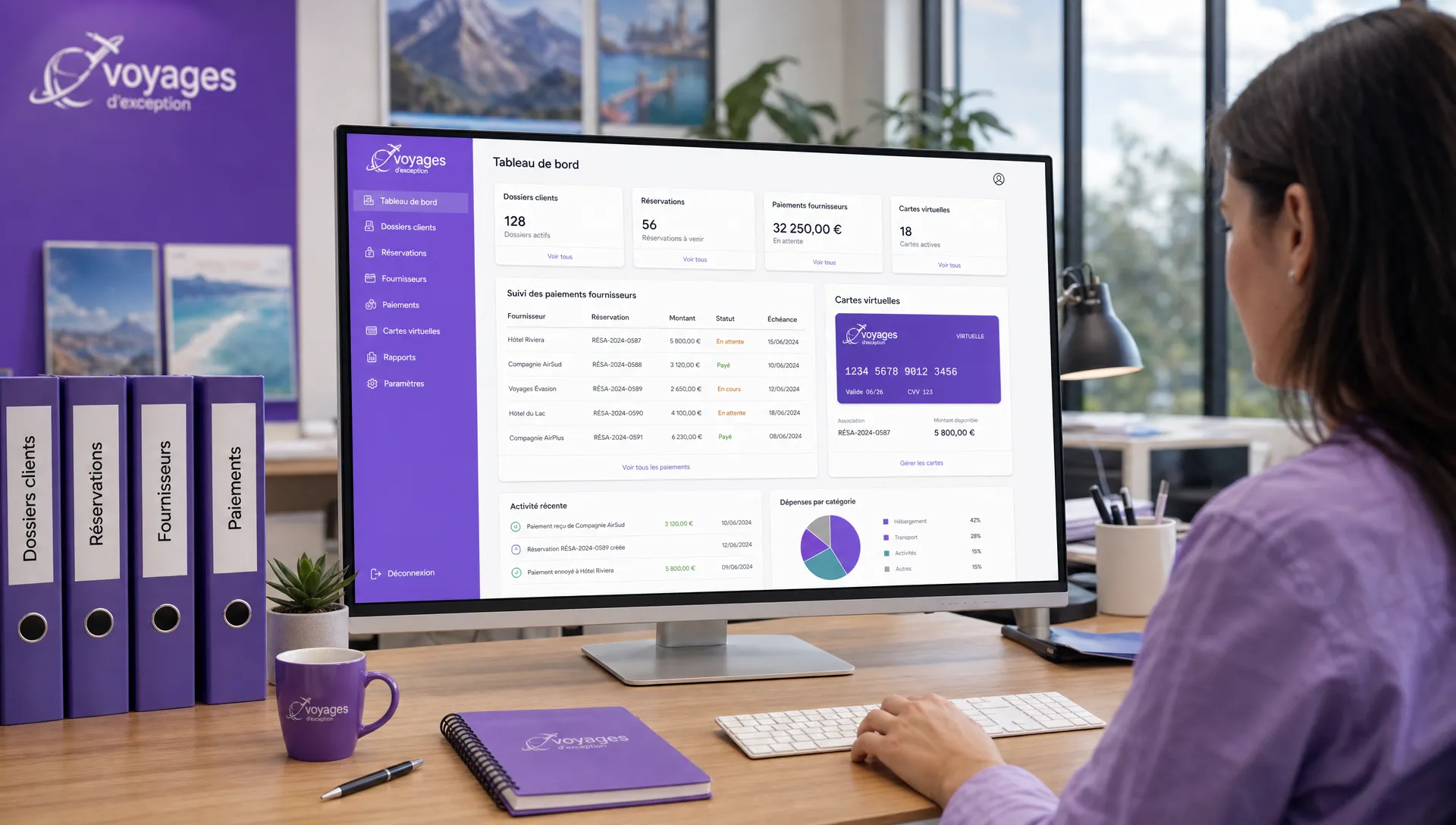 Bureau d’agence de voyage avec des dossiers clients, un suivi des paiements fournisseurs et une carte virtuelle liée à chaque voyage.