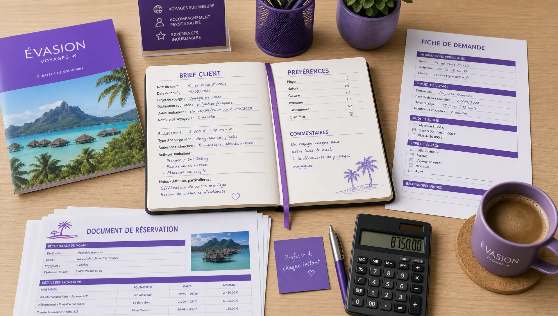 Une table de travail d’agence de voyage avec un carnet de brief client ouvert, une fiche de demande, des documents de réservation imprimés, une calculatrice et une tasse de café, illustrant une organisation claire du dossier voyage.