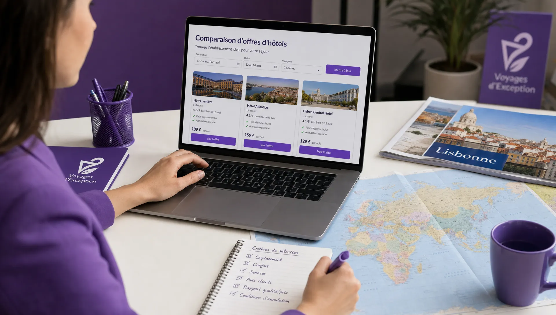 Une conseillère compare une offre d’hôtel sur un ordinateur portable, avec une carte de destination et des notes de vérification sur le bureau.