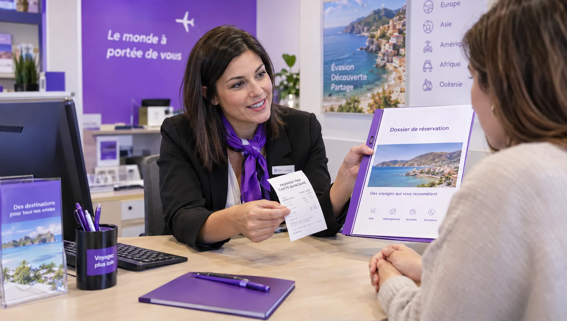 Une conseillère présente à une cliente son reçu de paiement par carte bancaire et son dossier de réservation lors d’un échange en agence.