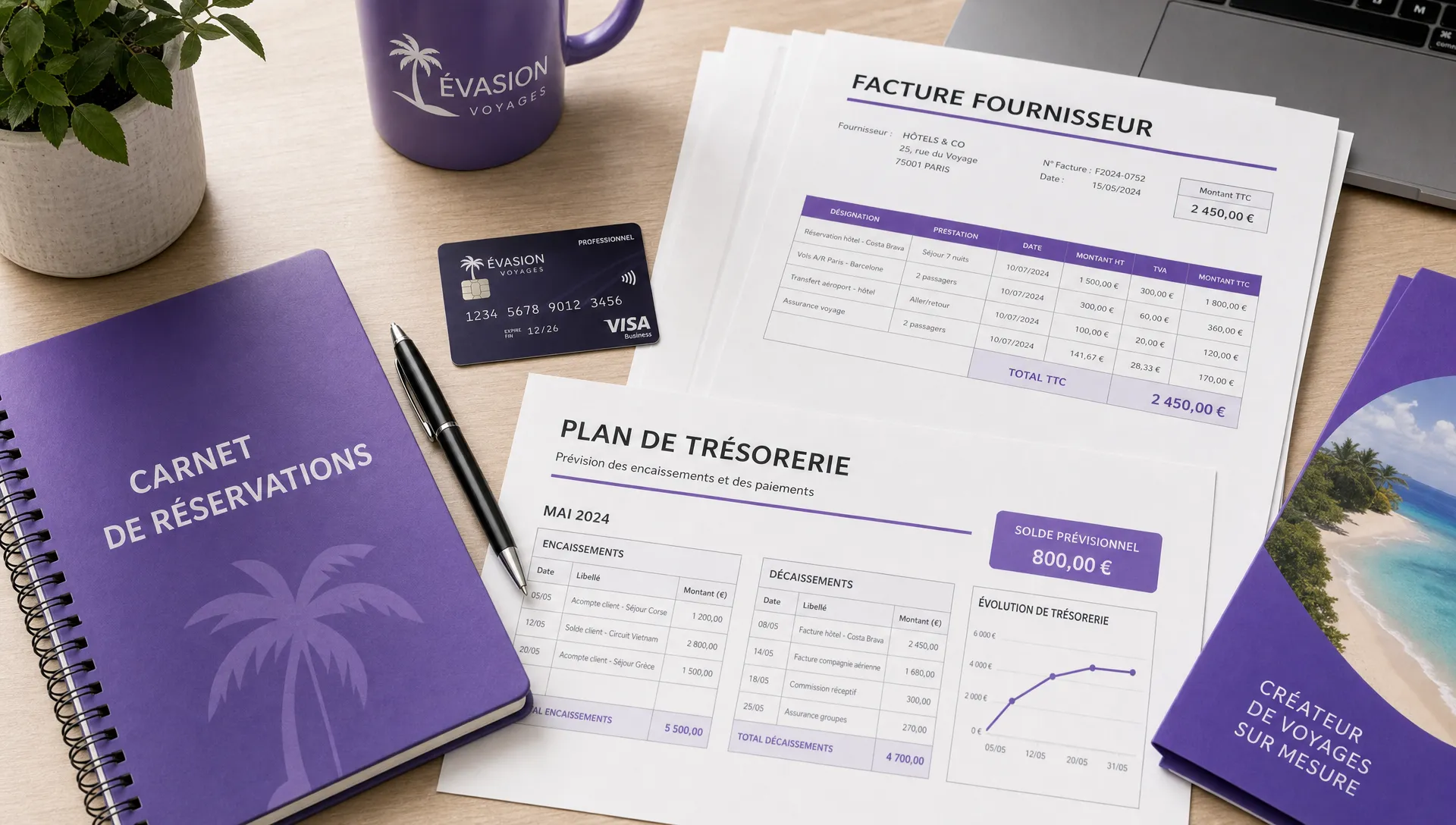 Un plan de travail d’agence de voyage vu en légère plongée, avec une carte bancaire professionnelle, des factures fournisseurs, un carnet de réservations et un plan de trésorerie imprimé, illustrant l’organisation des encaissements et des paiements liés aux séjours clients.