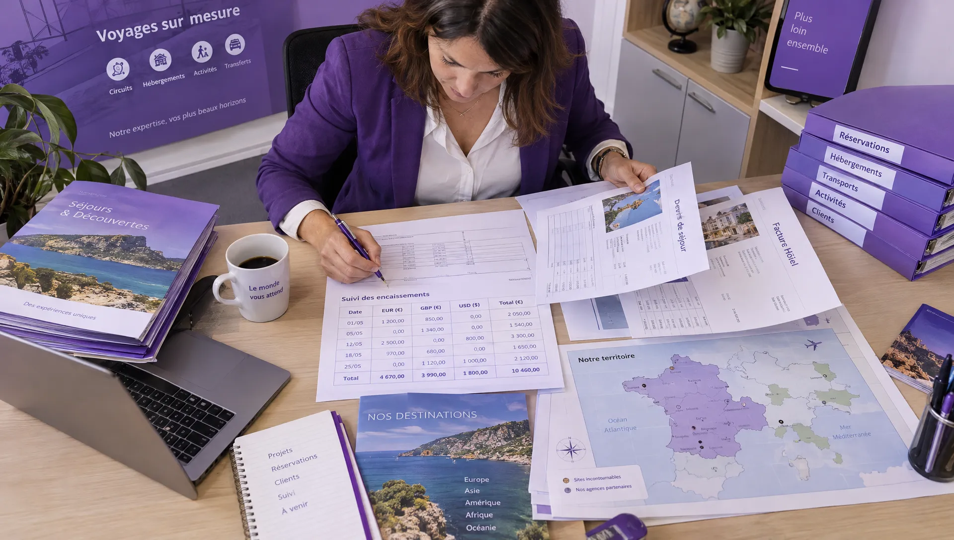 Une responsable d’agence compare devis, factures d’hôtels et encaissements en plusieurs devises pour choisir un compte bancaire en ligne international.