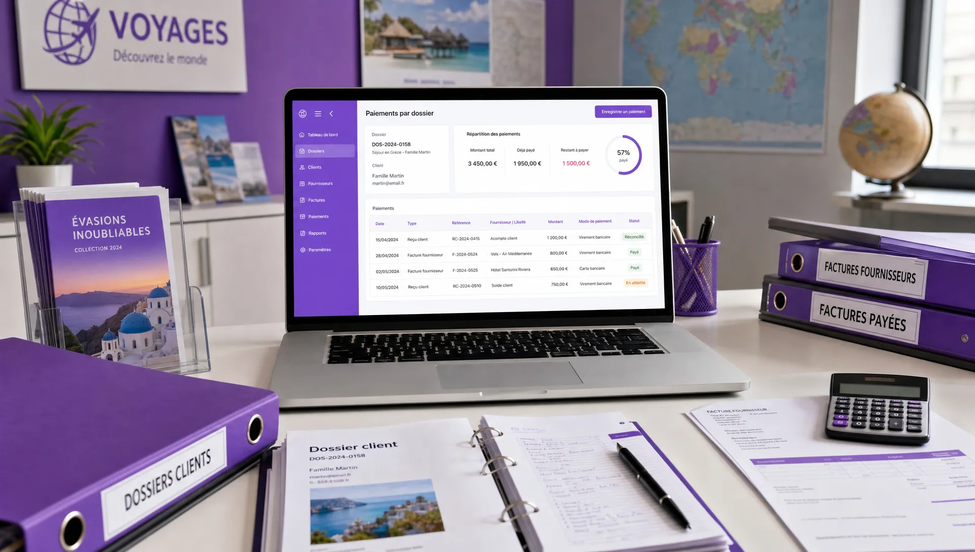 Un bureau d’agence de voyage montre des dossiers clients, des factures fournisseurs et un ordinateur ouvert sur la gestion des paiements par dossier.