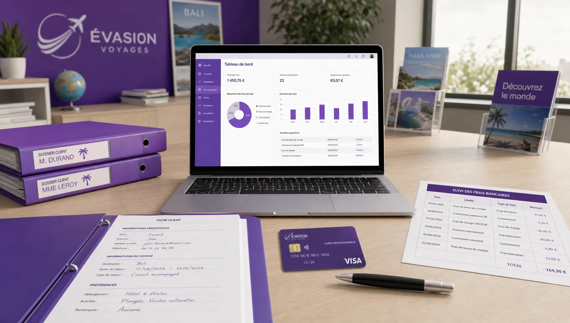Un bureau d’agence de voyage montre un ordinateur portable, des dossiers clients, une carte bancaire professionnelle et un tableau de suivi des frais bancaires.