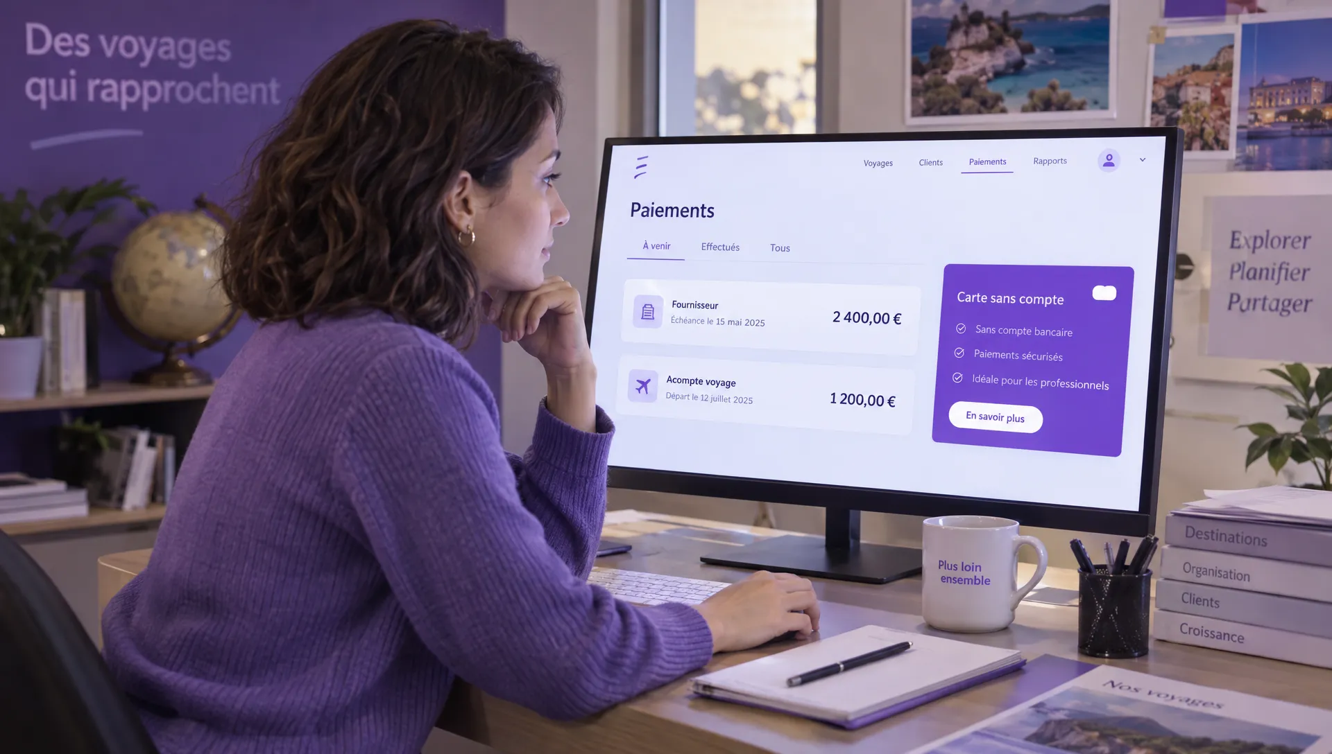 Une entrepreneuse compare l’échéance d’un fournisseur et l’acompte d’un voyage sur un écran de paiement, afin de vérifier si une carte sans compte convient à son agence.
