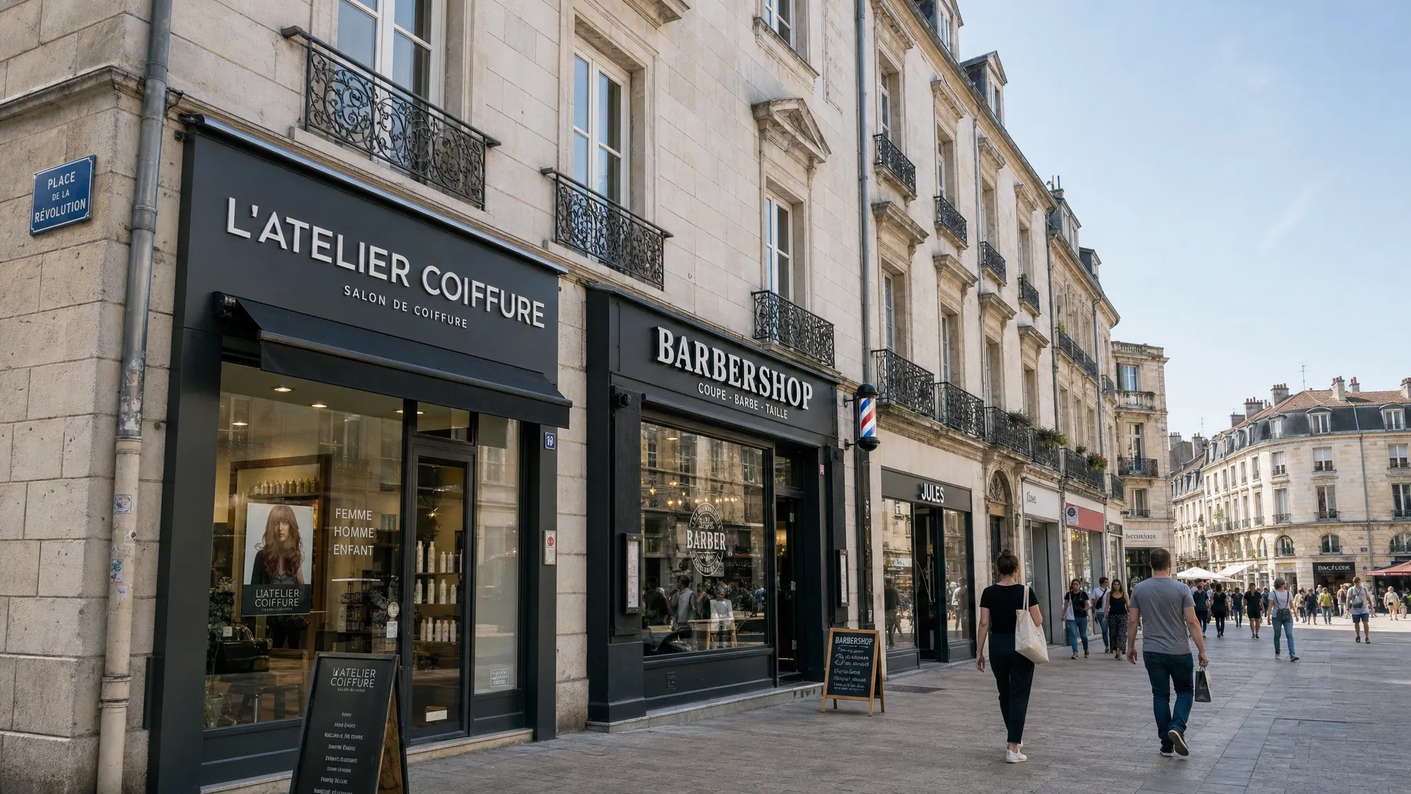 Une place commerçante de Besançon vue en léger contre-plongée, avec une façade de salon, une devanture de barber shop et des passants, illustrant la visibilité locale et la concurrence de proximité.