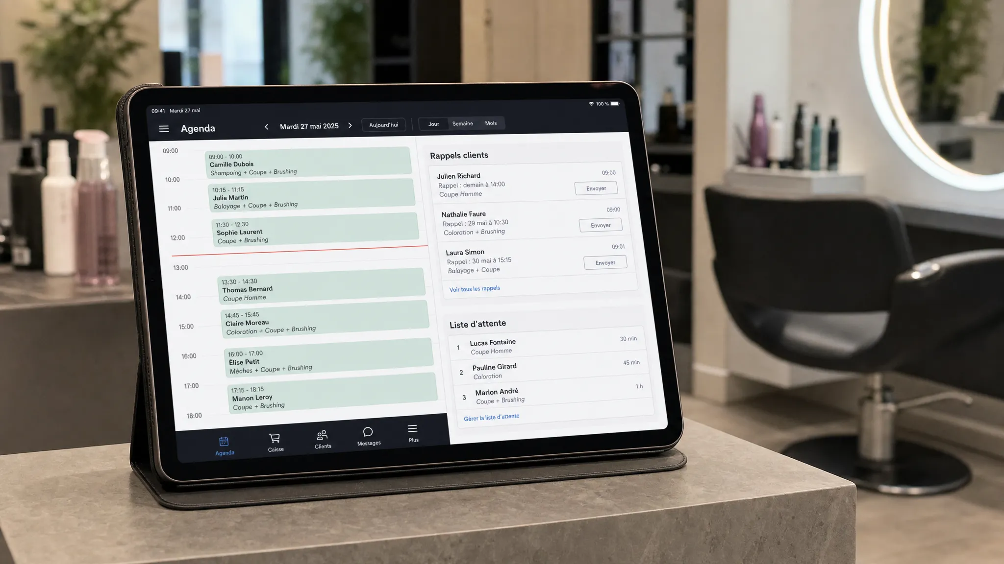 Une tablette affichant un agenda de salon avec des créneaux confirmés, des rappels clients et une liste d’attente, posée sur un comptoir près d’un poste de coiffage.