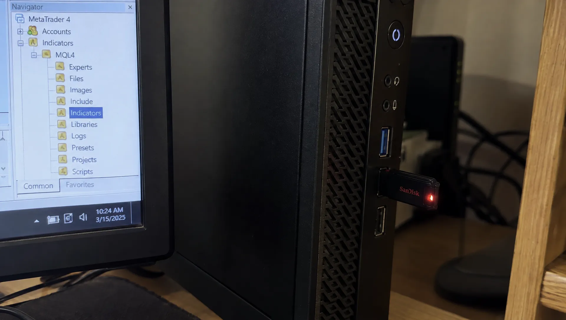 A USB drive is plugged into a desktop computer beside the MT4 Indicators folder, showing where custom trend tools are installed.