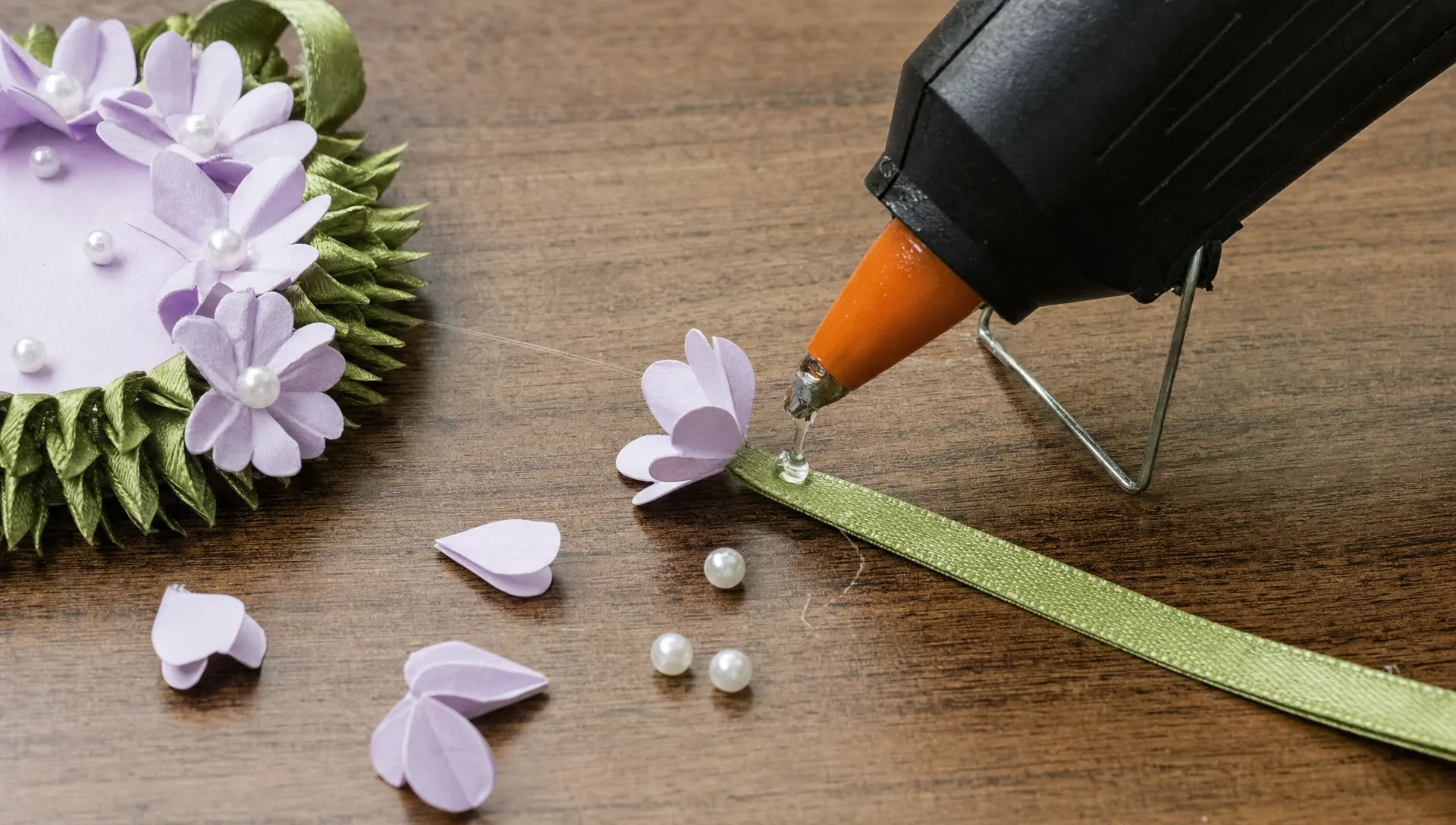 How to Choose a Glue Gun for Clean, Reliable Crafts