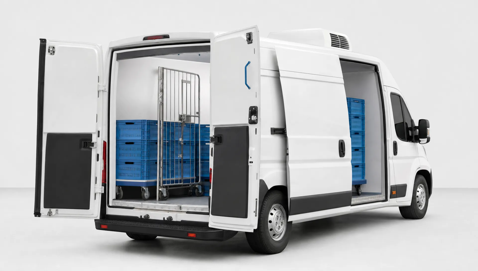 Een geïsoleerde koelwerkbus met open zijdeur en achterdeuren, met kratten en rolcontainers in de laadruimte voor gekoeld vervoer.