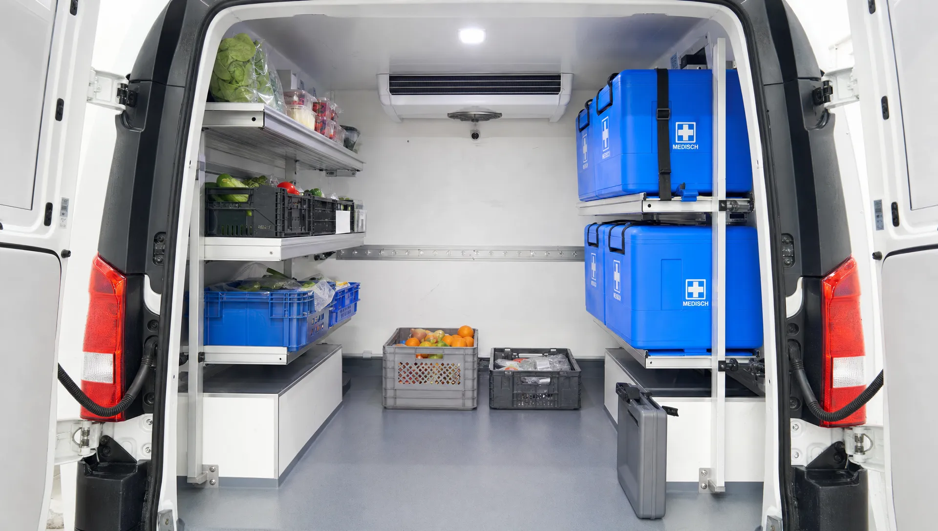 De geïsoleerde laadruimte van een koelbestelwagen met compacte koelunit en een overzichtelijke indeling voor verse en medische lading.